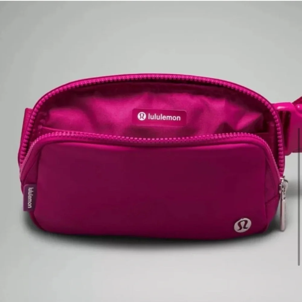 Everywhere Belt Bag 1L Wild Berry - Picture 4 of 7